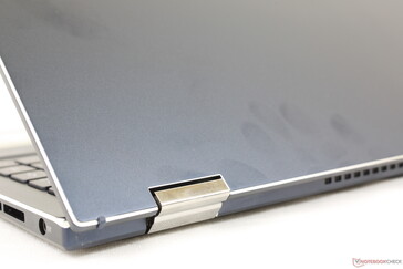 Liknande högkvalitativa skelettmaterial i metalllegering och en mjuk, blå matt textur som på Zenbook Pro Duo-serien