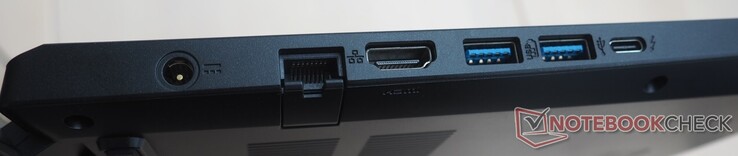 Till vänster: Ström, RJ45 LAN, HDMI 2.1, 2x USB-A 3.0, Thunderbolt 4