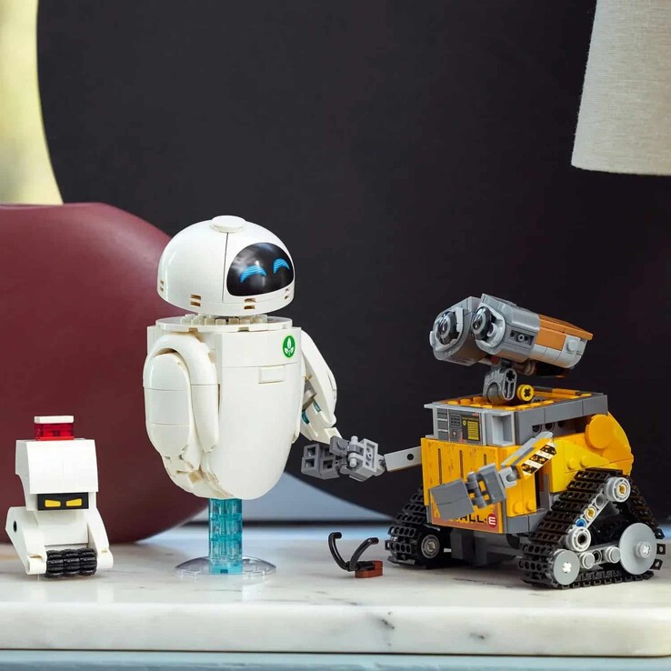 En bild som visar de två huvudrobotarna och de olika tillbehören som utgör detta LEGO set. (Bildkälla: Magazineluiza)