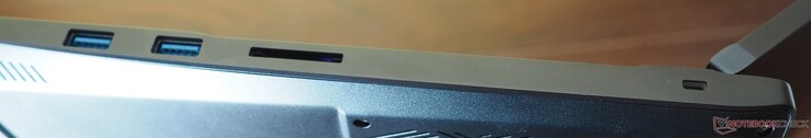 Höger sida: 2x USB-A 3.2 Gen1, kortläsare, Kensingtonlås