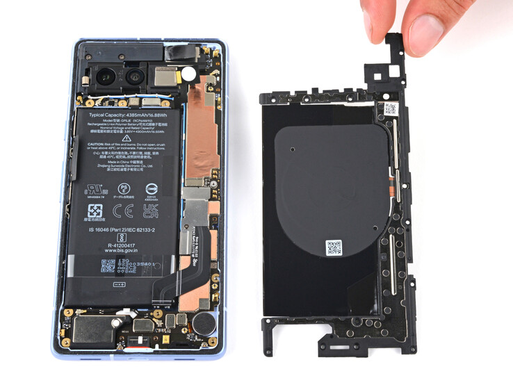 Att byta ut Pixel 7a:s batteri är inte en lätt uppgift. (Bildkälla: iFixit)