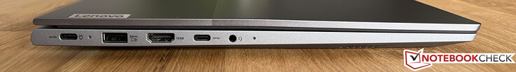 Vänster: USB-C 3.2 Gen 2 (10 GBit/s, DisplayPort ALT-läge 1.4, strömförsörjning), USB-A 3.2 Gen 1 (5 GBit/s, strömförsörjning), HDMI 2.1, USB-C 3.2 Gen 2 (10 GBit/s, DisplayPort ALT-läge 1.4, strömförsörjning), 3,5 mm stereo