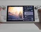 En framåtvänd vy av Steam Deck med Elden Ring igång på vänster sida av skärmen och Lossless Scaling-plugin-inställningarna synliga till höger, inklusive FPS Multiplier, Flow Scale och Performance Mode-reglage. (Bildkälla: Deck Wizard/YouTube)