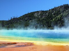 En bild som visar en sjö i Yellowstone National Park. (Bildkälla: National Parks Exploration Series: Yellowstone - Amazon Prime Video)