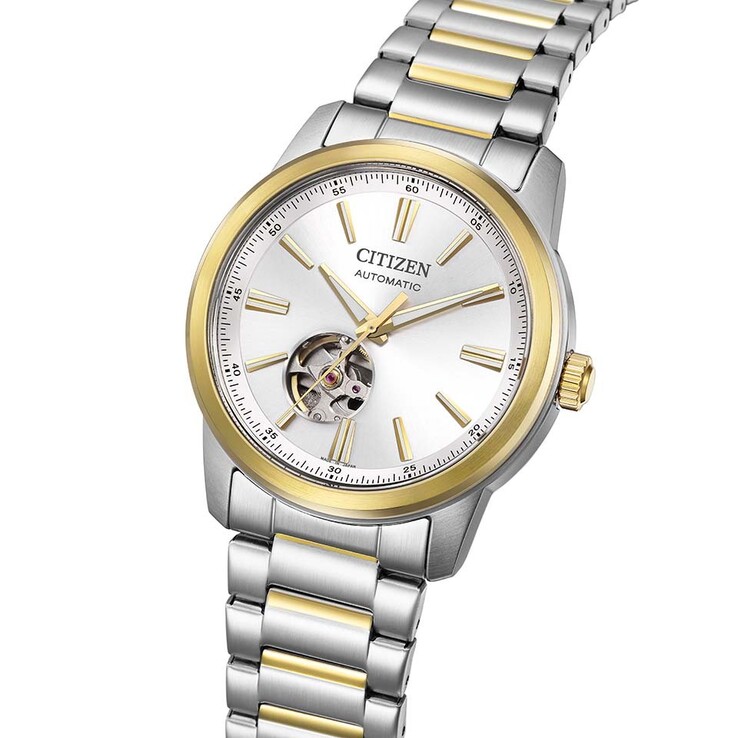 En vinklad bild av Citizen NH9150-52A visar dess polerade bezel, facetterade indexmarkeringar och öppen hjärtöppning.