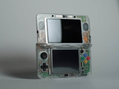 En Nintendo 3DS med ett anpassat genomskinligt musselskal
