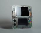 En Nintendo 3DS med ett anpassat genomskinligt musselskal