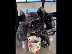 Figure-grundaren Brett Adock visar hur 02 laddar tvättmaskinen. (Bildkälla: Brett Adcock via X / tidigare Twitter)