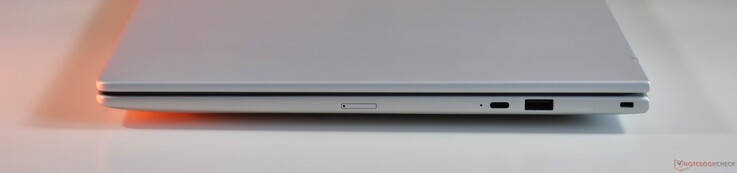 rätt: USB-C 3.2 Gen 2, USB-A 3.2 Gen 1, Kensington-låsslits