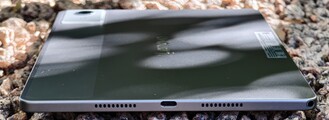 Höger sida av höljet (högtalare, USB-port, högtalare, ljudport)