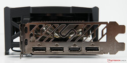 De externa portarna på Sapphire Nitro+ Radeon RX 6750 XT