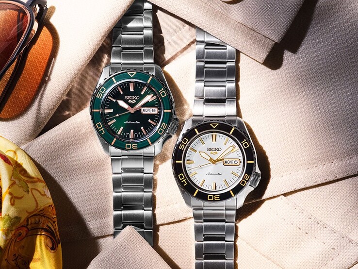Seiko 5 Sports SKX HDB004- och HDB005-klockor visas sida vid sida på tyg, med den vit-svarta HDB004 och den gröna och roséguldfärgade HDB005.
