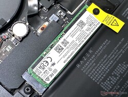 Två SSSTC 1 TB NVMe SSD-diskar med 1 TB är staplade ovanpå varandra