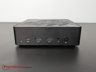 Framsida: Återställning, TB4, 2x USB-A 3.2 Gen 2, headsetuttag, strömknapp
