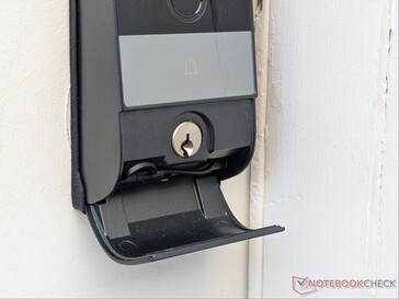Det uppfällbara locket döljer det fysiska nyckelhålet och USB Type-C-kabeln.