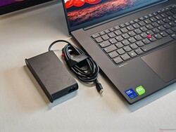 140-watts strömadapter