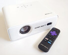 Aurzen Eazze D1R Roku-projektor och fjärrkontroll.