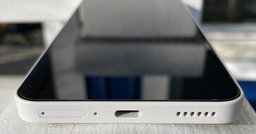 Nedtill: dual-SIM, mikrofon, USB-C 2.0, högtalare (bildkälla: Manuel Masiero)