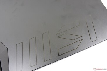 Glansig MSI-logotyp på det yttre locket