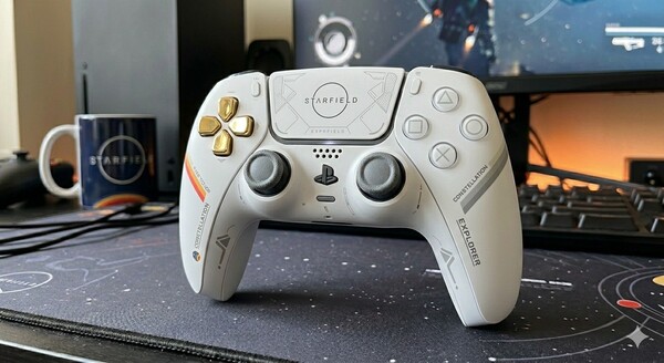 En DualSense Wireless Controller - Starfield Limited Edition designad av Gemini.