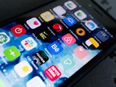Närbild på en smarttelefonskärm med många appikoner