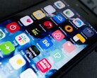 Närbild på en smarttelefonskärm med många appikoner