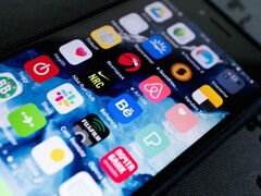 Närbild på en smarttelefonskärm med många appikoner