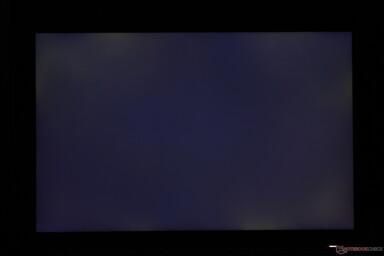 Lätt-måttlig ojämn bakgrundsbelysning som blöder längs kanterna