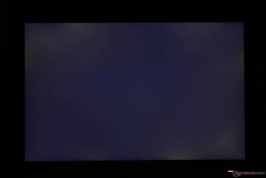 Lätt-måttlig ojämn bakgrundsbelysning som blöder längs kanterna