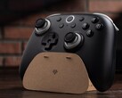 Den trådlösa handkontrollen 8BitDo Ultimate 3C+ levereras med ett kartongställ som du bygger själv.