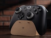 Den trådlösa handkontrollen 8BitDo Ultimate 3C+ levereras med ett kartongställ som du bygger själv.