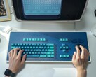 MDR Dasher-tangentbordet, som här visas med en kopia av en MDR-arbetsstation, tar upp mycket plats på skrivbordet (Bildkälla: Atomic Keyboard)
