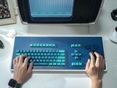 MDR Dasher-tangentbordet, som här visas med en kopia av en MDR-arbetsstation, tar upp mycket plats på skrivbordet (Bildkälla: Atomic Keyboard)
