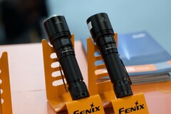 Fenix C7 Pro ficklampa till vänster och C7 v2.0 till höger