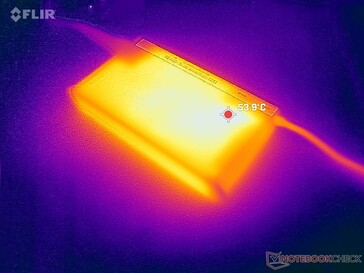 AC-adaptern når över 54 C vid krävande belastningar