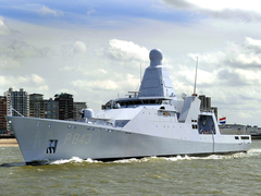 En bild på HNLMS Groningen, en OPV av Holland-klass