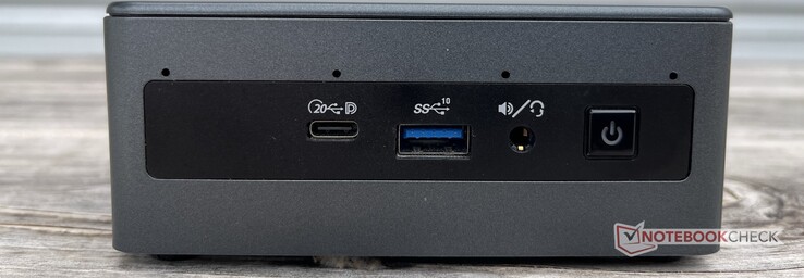 Framsida: USB4 (20 Gbps, DisplayPort) Type-C, USB-A 3.2 Gen 2 (10 Gbps), kombiljud, strömbrytare