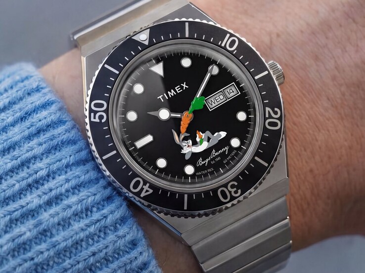 Timex Looney Tunes x M79 Automatic på handleden, med svart urtavla med Snurre Sprätt, en morotsformad sekundvisare, veckodags- och datumvisning samt svart vridbar boettring.