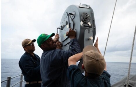 USS Normandy genomför LRAD-demo (Bildkälla: US Navy foto av Mass Communication Specialist 2nd Class Malachi Lakey)