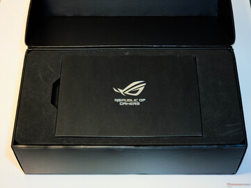 Asus ROG Astral GeForce RTX 5080 OC: Förpackning