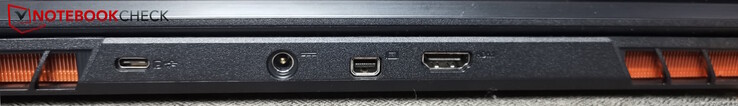 Bakre: USB-C 3.2 Gen2, ström, MiniDP, HDMI