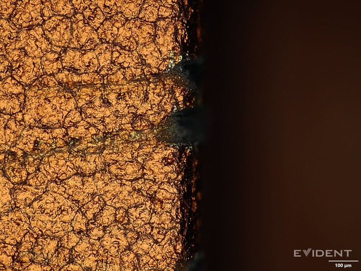 Bild som visar hur dessa repor ser ut under ett digitalt mikroskop (Bildkälla: iFixit)