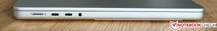 Vänster sida: MagSafe, 2x USB-C 4.0 med Thunderbolt 3 (40 Gbps, DisplayPort-Alt-läge, Power Delivery), 3,5 mm ljud