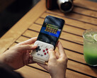 8BitDo FlipPad ansluts till USB-C-porten på din smartphone.