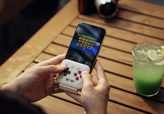 8BitDo FlipPad ansluts till USB-C-porten på din smartphone.