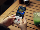 8BitDo FlipPad ansluts till USB-C-porten på din smartphone.