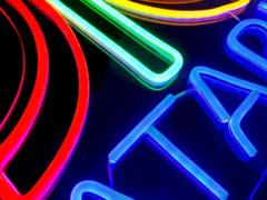 En Neon LED-skylt som visar Ataris logotyp (bildkälla: Atari)