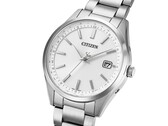 Vinkelbild av Citizen CB0300-53A Eco-Drive med silverfärgad urtavla, boett i rostfritt stål och armband med tre länkar.