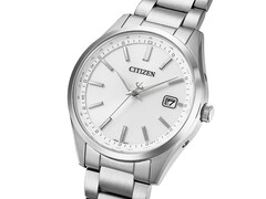 Vinkelbild av Citizen CB0300-53A Eco-Drive med silverfärgad urtavla, boett i rostfritt stål och armband med tre länkar.