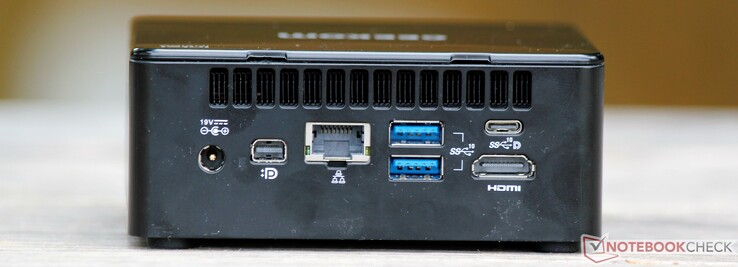 Bakåt: DC in, Mini DisplayPort, LAN, 2x USB-A 3.2 Gen 2, USB-C 3.2 Gen 2 (med DisplayPort), HDMI 2.0